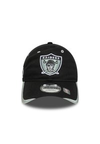 Melnā regulējamā beisbola cepure ar Raiders logotipu priekšpusē, pelēks apakšpuse un mīksta auduma tekstūra. Malas diametrs ir standarta.