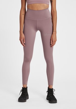 Helle mauve Hochbund-Leggings aus dehnbarem Material, mit einem subtilen Markenlogo in Weiß nahe der linken Hüfte. Glatte Textur.