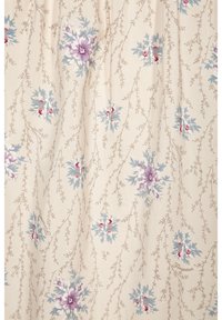 Tela con patrón floral que presenta un fondo beige claro con flores moradas, azules y rojas entrelazadas con delicadas ramas marrones.