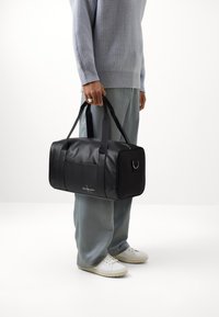 Calvin Klein Jeans - MONOGRAM SOFT FLIGHT DUFFLE UNISEX - Viikonloppukassi - black Pienoiskuva 1