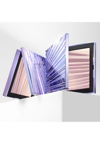 Palette compatta con un esterno riflettente viola, dotata di due cialde di illuminante in tonalità di rosa chiaro con texture rigate.