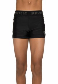 Shorts de bain noirs en tissu lisse, avec une taille élastique arborant le logo "PROTEST" et un petit logo gris sur la cuisse gauche.