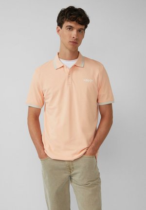 Perzikkleurig poloshirt met contrasterende lichtblauwe kraag en mouwen, voorzien van een klein logo op de linker borst en een textured stof.