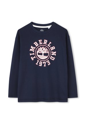 Navyblauw shirt met lange mouwen en ronde hals, met wit en rood Timberland-logo en de tekst "1973" gedrukt aan de voorkant.