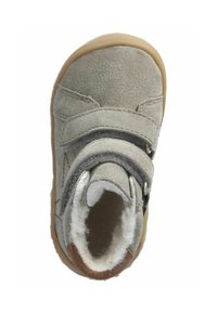 Chaussure en cuir gris avec une large sangle, doublure intérieure douce et semelle en caoutchouc. Comprend une surface texturée et une forme de bout rond.