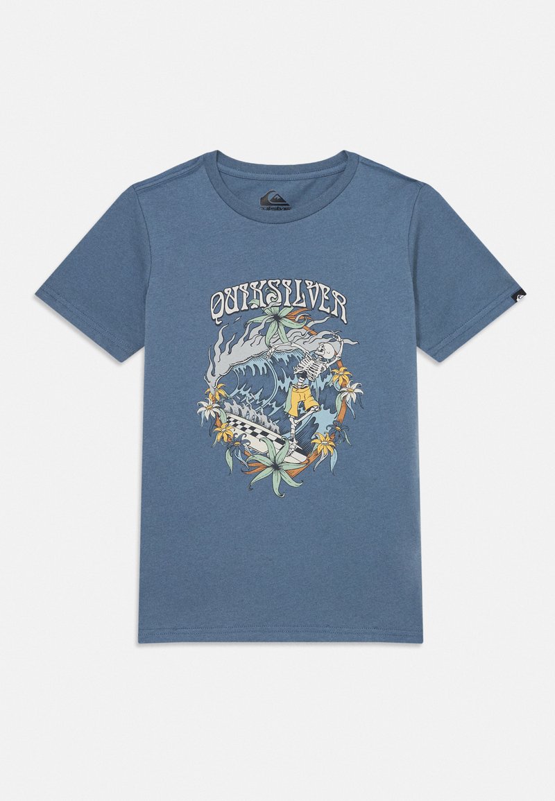 Blauwe katoenen t-shirt met een grafisch ontwerp van een skelet dat surft, omringd door golven en tropische planten. Ronde halslijn en korte mouwen.