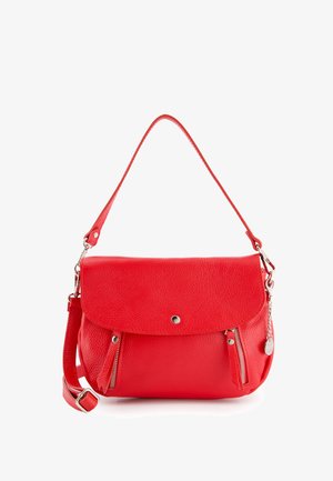 Rote Leder-Schultertasche mit strukturierter Oberfläche, Reißverschlusstaschen, einem Frontklappe und einem verstellbaren Tragegurt. Verfügt über silberfarbene Hardwareakzente.