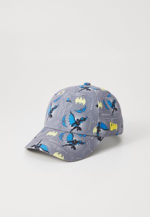 Cappellino da baseball grigio con motivi di supereroi blu e gialli, caratterizzato da pipistrelli e design astratti. Il materiale sembra leggero con visiera curvata.