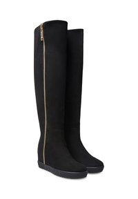 Stivali neri al ginocchio in suede con zip laterale, suola piatta e una piattaforma texturizzata. Presentano un marchio impresso sulla suola.