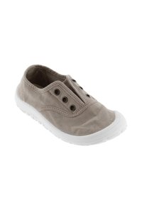 Zapato slip-on de lona gris claro con suela de goma blanca, que presenta cinco ojales para ventilación y una textura suave.