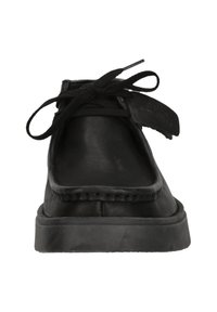 Scarpa in pelle nera con chiusura a lacci, caratterizzata da un design a profilo basso, superficie liscia e suola imbottita per il comfort.