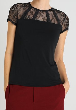 Sort kortærmet top med blondedetalje og struktureret strikstof. Designet har en rundet halsudskæring og en tætsiddende silhuet.