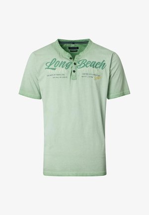 Jasnozielona koszulka Henley z krótkim rękawem z napisem "Long Beach", zapięciem na guziki przy kołnierzyku oraz dodatkowymi nadrukami o tematyce podróżniczej na klatce piersiowej.