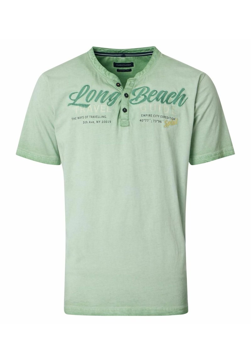 Lichtgroene korte mouwen Henley-shirt met "Long Beach" tekst, knoopkraag en extra reisonderwerpen op de borst gedrukt.