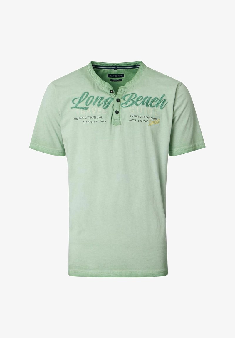 Lysegrøn kortærmet Henley-skjorte med "Long Beach" tekst, knaplukket krave og ekstra rejsespecifikke trykte detaljer på brystet.