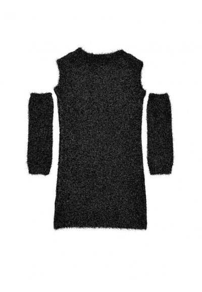 Schwarzer, flauschiger Pullover mit kaltem Schulterdesign, der lange Ärmel und eine strukturierte, weiche Optik aufweist. Das gestrickte Material verleiht Tiefe und Wärme.