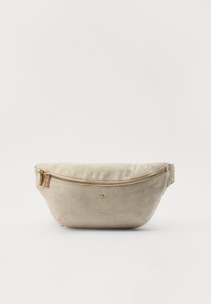 Bolsa de lino beige con forma redondeada, cremallera dorada y apliques metálicos. Presenta una textura sutil y un diseño minimalista.