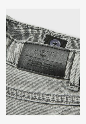 Pelēks denims ar teksturētu virsmu, kurā ir melna ādas etiķete ar uzspiestu uzrakstu "name it" un viens zils plastmasas pogs.