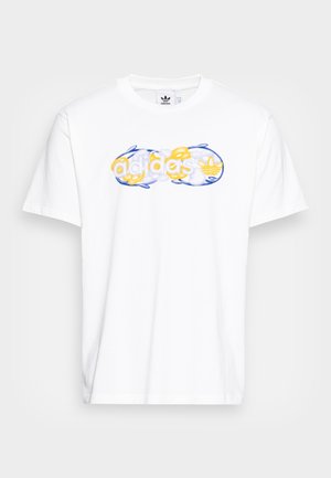 Weißes Adidas T-Shirt mit kurzen Ärmeln und buntem verschwommenem Logo in Gelb, Blau und Weiß, zentriert auf der Brust.