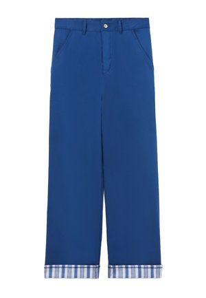 Pantalones de pierna ancha azul, hechos de una tela suave, con cierre de botón y bolsillos. Los puños presentan un patrón a cuadros en blanco y azul.