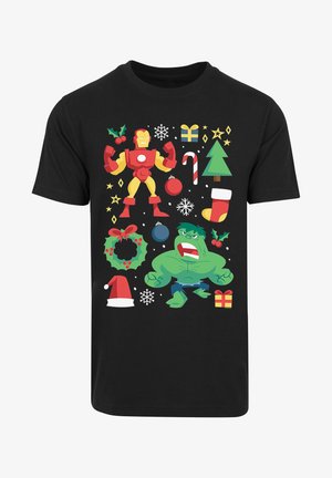 Tricou scurt din bumbac negru cu mânecă scurtă, prezentând grafice colorate cu tematică de sărbătoare, inclusiv Iron Man, Hulk, brazi de Crăciun și ornamente.