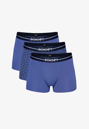 Drei Paar blaue Herren-Boxershorts mit schwarzen Bündchen und weißem JOOP!-Logo, davon ein Paar mit einem dezenten sechseckigen Muster.