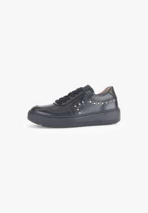 Schwarze Ledersneaker mit runder Zehenform, strukturiertem Gummisohle, Schnürung an der Vorderseite, Metallnieten an der Seite und einem Reißverschlussdetail.