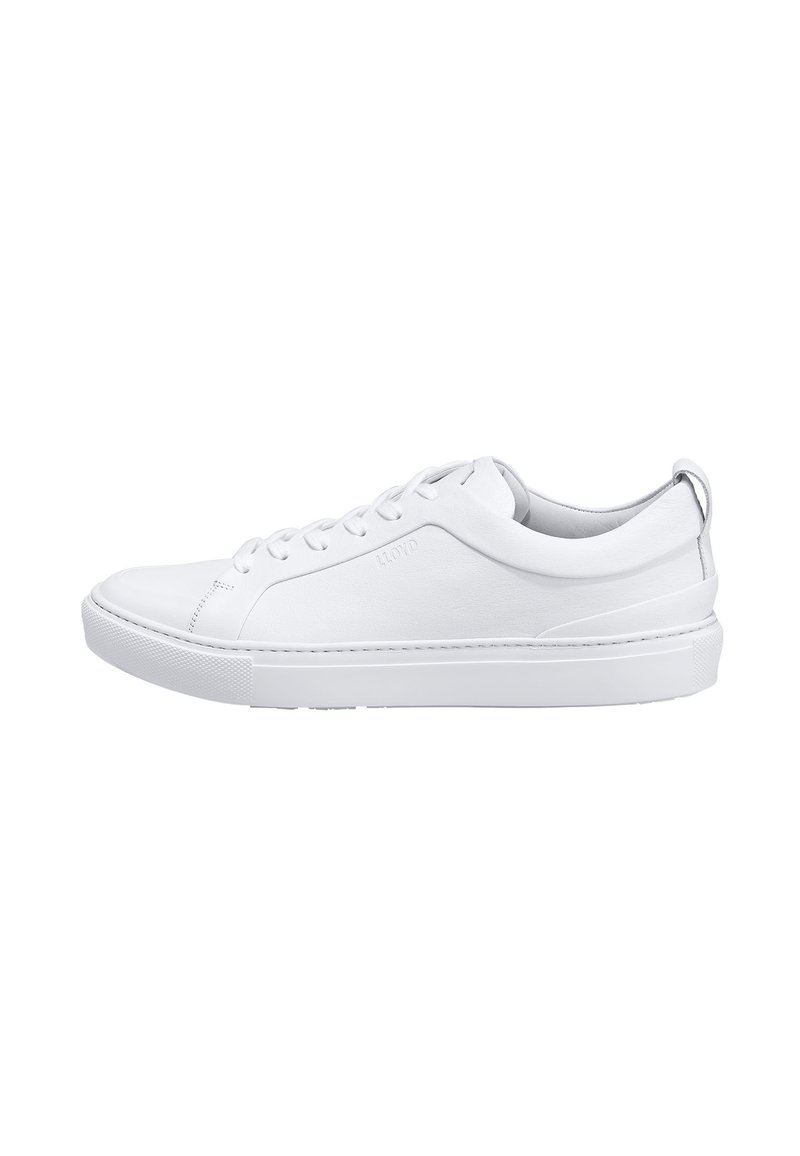 Sneaker in pelle bianca con superficie liscia, punta arrotondata, suola in gomma piatta e logo discreto sul lato. I lacci passano attraverso sei asole.