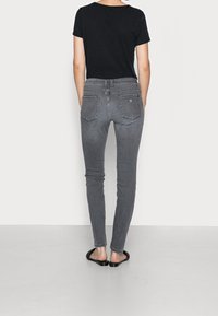 Guess Vaqueros pitillo - grey denim