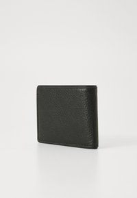 Portofel din piele neagră cu un finisaj texturat, având un design tip bi-fold. Margini rotunjite cu detalii de cusătură minimaliste. Compact și funcțional.