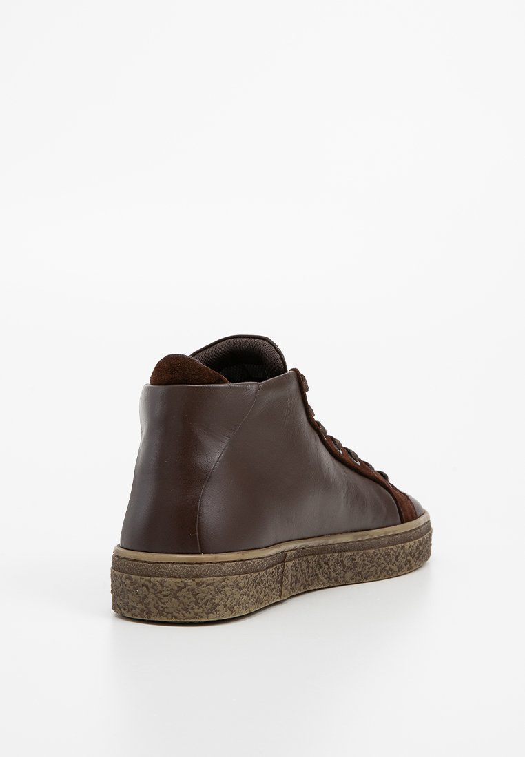 Braune High-Top-Sneaker mit Leder- und Wildlederakzenten, strukturiertem Boden, runder Zehenform und Schnürdesign, das eine glatte Oberfläche und dezente Details zeigt.