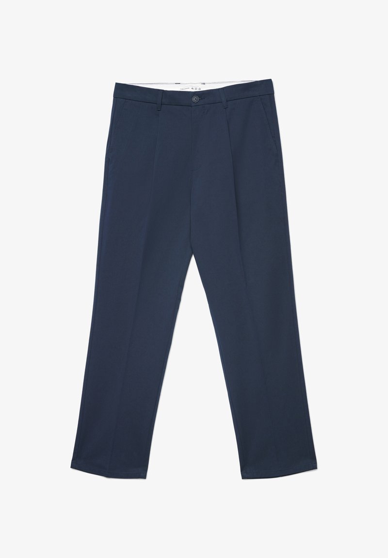 Granatowe spodnie wykonane z gładkiej tkaniny, o prostym kroju, wyposażone w szlufki na pasek oraz jedno zapięcie na guzik w pasie z dwoma kieszeniami po bokach.