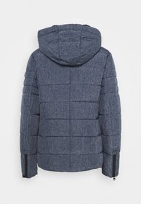 Chaqueta hinchada azul con capucha, presenta secciones acolchadas, cremalleras laterales y un acabado de tela texturizada. Solo vista posterior.