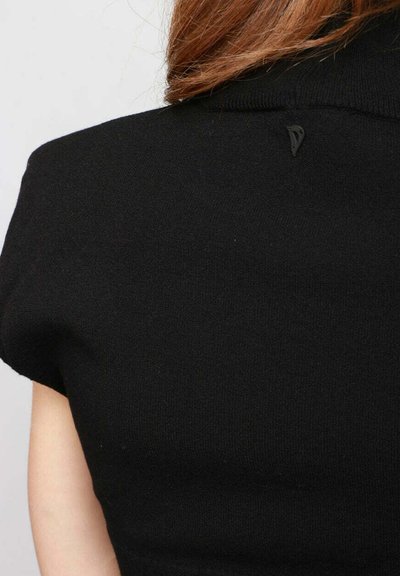 Top nero in maglia con maniche corte, dotato di scollatura rotonda e sottili dettagli a punto sul retro. Tessuto morbido, forma aderente.