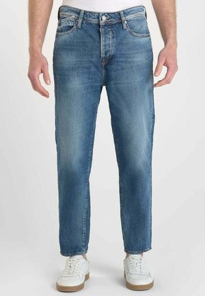 Jean denim bleu clair à coupe droite, avec un design à cinq poches, fermeture par bouton en métal et légère décoloration à l'avant.