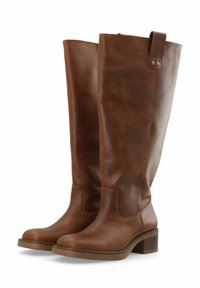 Botas altas de cuero marrón con un acabado texturizado, puntera redonda, tacón cuadrado y costuras en contraste. Cuenta con una pestaña lateral para facilitar su colocación.