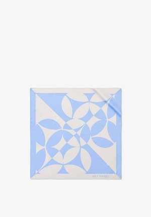 Zijden sjaal met een geometrisch patroon in lichtblauw en roomkleur, met afgeronde vormen en een diagonale blauwe rand. "HEY MARLY" is bedrukt.