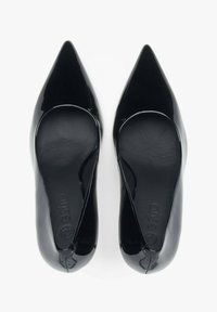 Zwarte lakleren pumps met spitse neuzen, een glanzend oppervlak en een uitsnijdingt ontwerp. Voorzien van een gevoerde zool met een embossed logo.