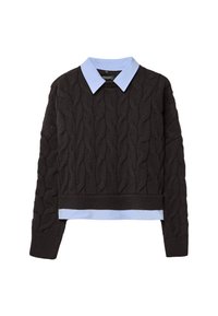 Maglione a trecce nero con una camicia col collo azzurro chiaro sotto, caratterizzato da una lunghezza corta e orli e polsini a coste per un tocco di texture.