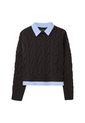 Maglione a trecce nero con una camicia col collo azzurro chiaro sotto, caratterizzato da una lunghezza corta e orli e polsini a coste per un tocco di texture.