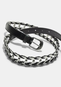 Zwarte leren riem met een kettingschakelpatroon, voorzien van zilverkleurige hardware en een rechthoekige metalen gesp, met een gladde afwerking.