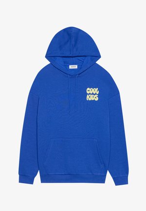 Felpa blu in morbido tessuto con tasca frontale e cappuccio con lacci. Sul davanti c'è la scritta "COOL KIDS" di colore giallo chiaro.