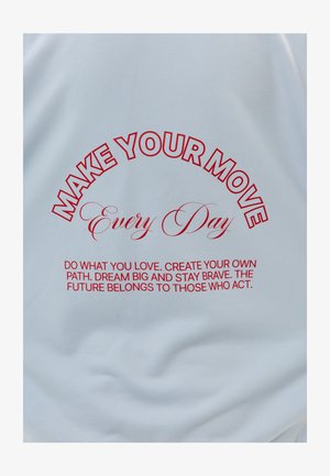 Dikke rode tekst op wit stoffen oppervlak: "MAAK JE BEWEGING Elke dag" en een motiverende boodschap over liefde, moed en actie eronder.