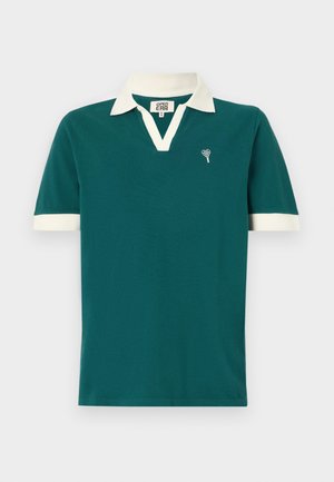 Polo de color teal con cuello y acentos en las mangas en blanco. Presenta un diseño de cuello en V y un pequeño emblema decorativo en el lado izquierdo del pecho.