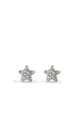 Orecchini a forma di stella argentata adornati con cristalli trasparenti e dettagli intricati. Design a perno piccolo adatto per l'uso quotidiano.