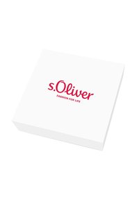 Caja cuadrada blanca con una superficie lisa, que presenta el logo de s.Oliver en rojo y el texto "FASHION FOR LIFE" en una fuente moderna y en negrita.