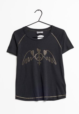 Sort T-shirt med korte ærmer, guldsyninger og et centralt gulligt nittebesat design af vinger, hjerter og et fredssymbol.