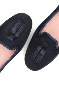 Navy modré mokasíny vyrobené z měkké semišové kůže, s třásňovým akcentem na každé botě, s krémovou stélkou a elegantním, zaobleným tvarem.