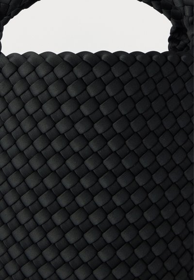 Μαύρη υφασμάτινη τσάντα ώμου με υφή, που διαθέτει πλεκτό σχέδιο και ανθεκτικές λαβές. Το υλικό φαίνεται απαλό αλλά ανθεκτικό.