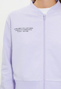 Trendyol Felpa con zip - purple